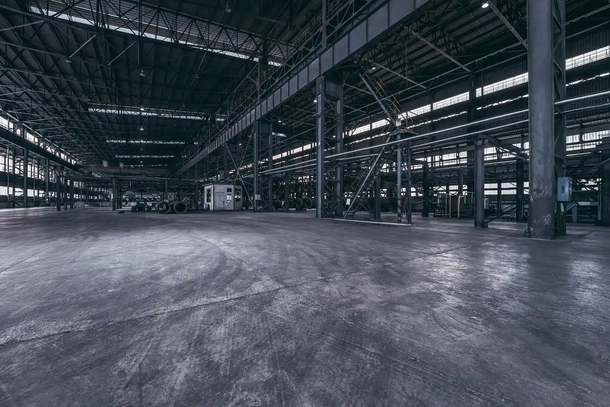 厂房油污难清理？如何选对清洁方法不伤地面？