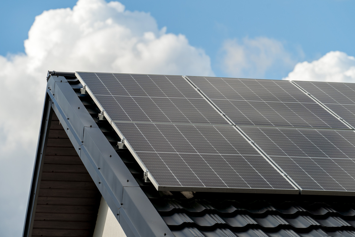 光伏板清洗难？高空无人机清洗成行业创新解决方案